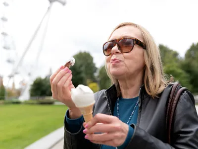 O pensionară mănâncă înghețată - Foto: Freepik (rol ilustrativ)