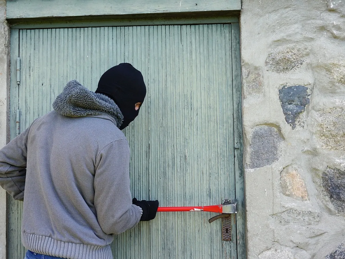 Un hoț dă o spargere - Foto: pixabay.com