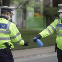 Polițiștii las pe toți să treacă. Foto Inquam Photos/Octav Ganea