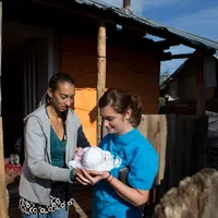 Prin programul dezvoltat de UNICEF, Serviciul Comunitar pentru Copil, în circa 100 de familii din județul Bacău, copiii au putut rămâne în familie. Sursa: UNICEF - Anamaria Dinulescu
