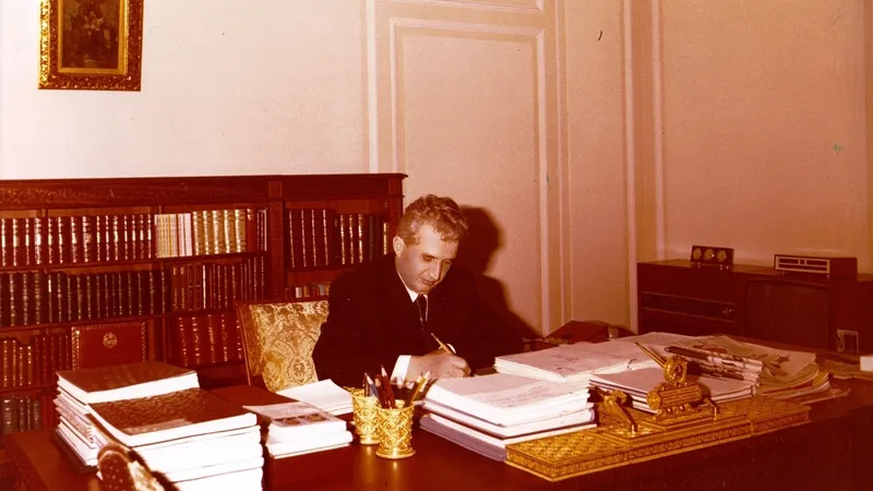 Nicolae Ceaușescu, în biroul său, în ianuarie 1980, la împlinirea vțrstei de 62 de ani - Foto: Fototeca online a comunismului românesc