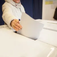 EXIT POLL. Rezultate alegeri: Ciolacu - 28%, Ciuca - 16%, Simion - 15% Lasconi - 14% - Foto: Profimedia images