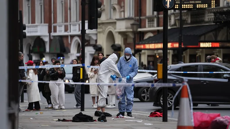 Criminaliștii strâng probe de la locul accidentului, după ce un bărbat a lovit cu mașina patru oameni care se aflau pe trotuar, în Londra Foto: profimediimages.ro