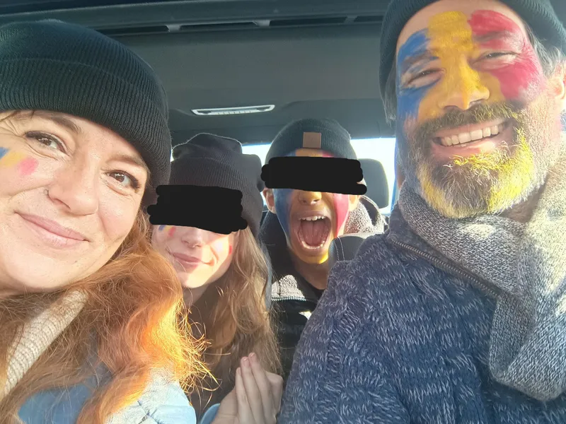 Familia membrei AUR Mara Nicolescu și Stephane Lucon pleacă la o reuniune de partid. Sursă foto: Facebook
