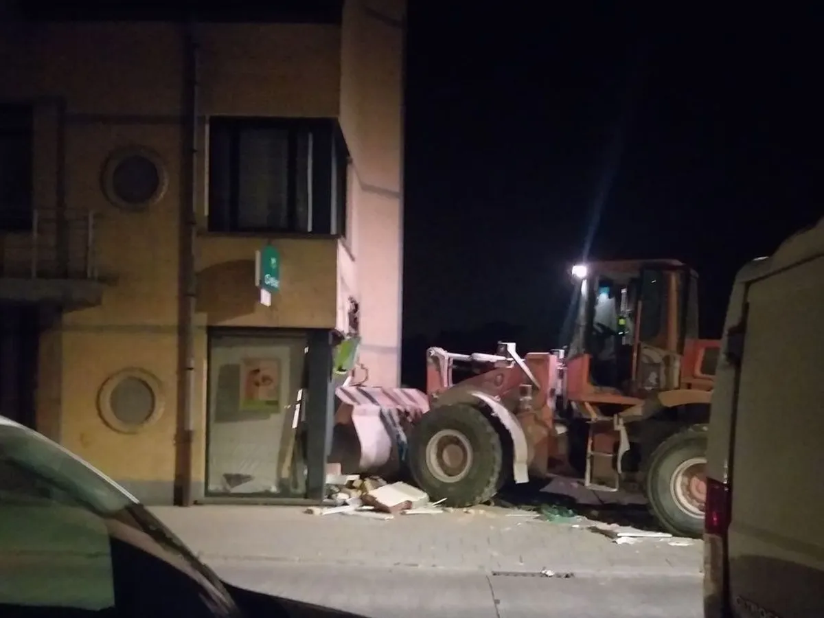 Trei români au încercat să spargă o bancă cu buldozerul Foto: vrt.be