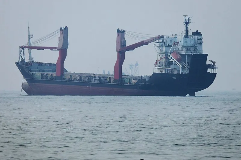 O navă cargou este ancorată &icirc;n largul portului iranian Bandar Abbas, &icirc;n plină criză a petrolului - Foto: Profimedia Images