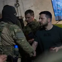 Volodimir Zelenski, vizitând trupele ucrainene din prima linie la Lisichansk - Foto: Profimedia Images