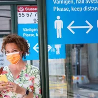 Suedezii vor fi informați SMS despre noile măsuri de controlare a epidemiei/FOTO: abc.net.au