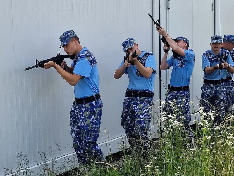 VIDEO Pot fi pregătiti copiii sub 18 ani pentru război în Romania? Cum se făcea înainte de 1989? - Foto: FB