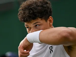 Scene cum rar se văd, la Wimbledon: după scandal, au terminat meciul la 60 de secunde de când intraseră în teren!