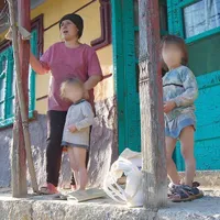 Familia lui Vasile, un copil instituționalizat din Neamț, care a murit după ce a fugit din centru, in Neamț. Foto: Newsweek România- Flavia Dragan