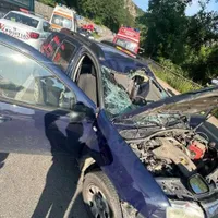 Un șofer de 34 de ani, rănit grav. I-a căzut pe mașină un bolovan enorm de pe un versant - Foto: SAJ Arad
