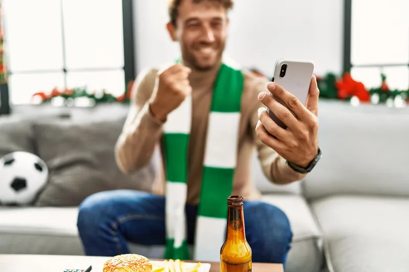 Cum să folosești aplicațiile mobile pentru a urmări campionatele din România - Foto: Freepik