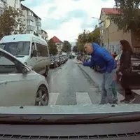 O mașină depășește coloana și forțează trecerea de pietoni plină de copii. / Foto: captură ecran