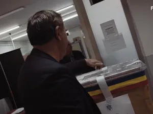 Gheorghe Hagi şi Gheorghe Popescu au votat la Consulatul României de la Istanbul Foto: Facebook/captură video Hagi