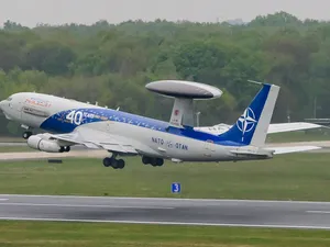 Aeronave din cadrul Forţei Aeropurtate a NATO de Avertizare și Control aterizează marți la Otopeni - FOTO: Facebook/MirceaGeoana