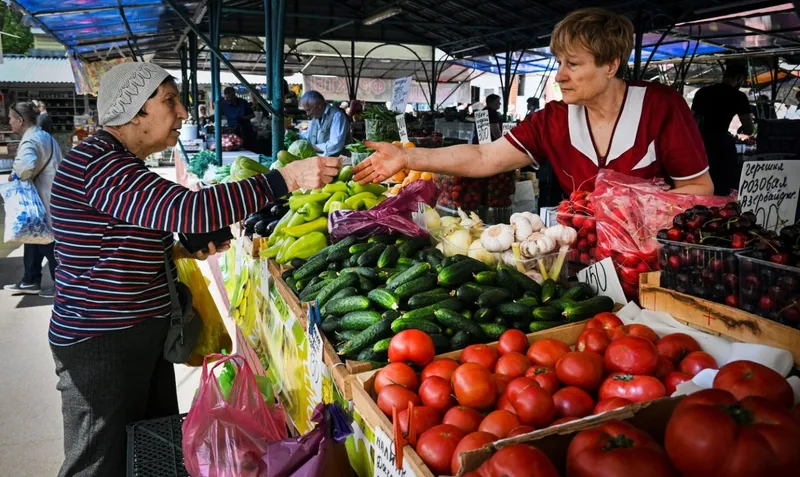&Icirc;n piaţa de legume şi fructe, &icirc;n Moscova, oricum se plăteşte cu cash - Foto: Profimedia Images