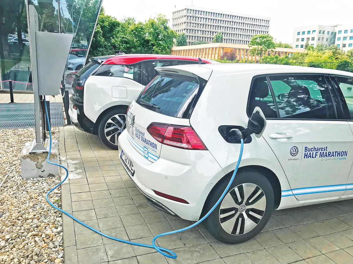 Pentru a vedea în cât timp se încarcă bateria la o stație ce poate fi montată și acasă, am oprit la stația de 22 Kw
