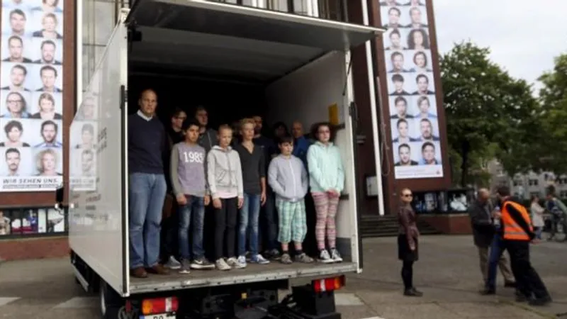 44 de migranți ascunși într-un TIR, depistați de polițiștii de frontieră din Arad/FOTO: irishtimes.com