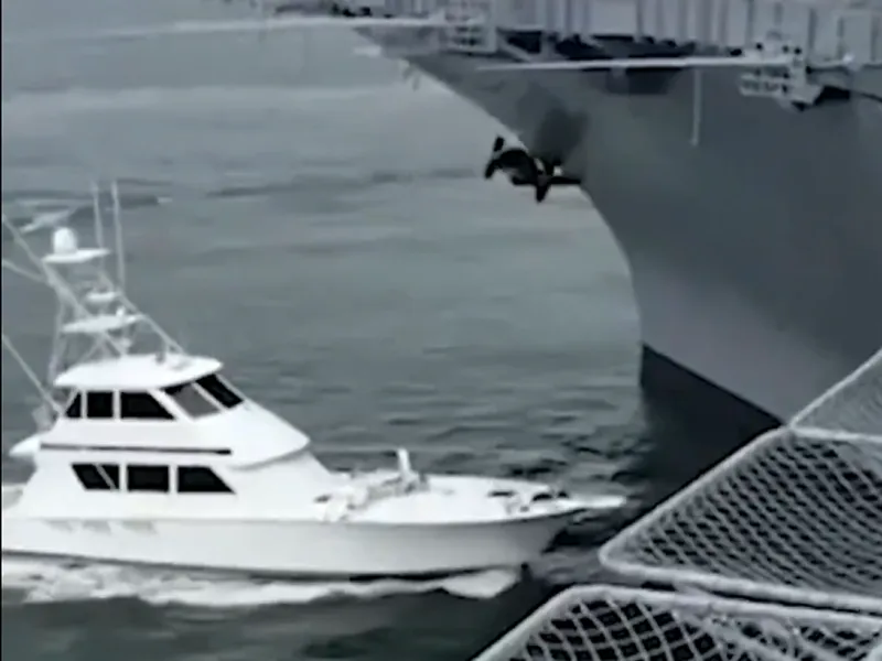 Momentul în care un iaht lovește portavionul muzeu USS Midway - Foto: X/ @FoxNews - Captură foto