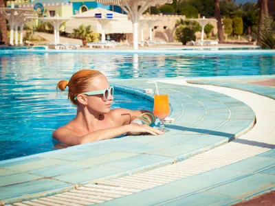 Femeie la piscină - Foto: Magnific (Imagine cu rol ilustrativ)