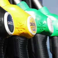 Prețul petrolului scade în continuare până la 94 de dolari. Cât costă carburanții astăzi/FOTO: Pixabay