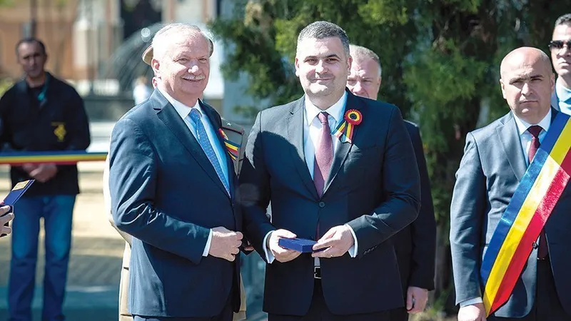 Ioan Mang (stânga), alături de ministerul de interne, Gabriel Leș