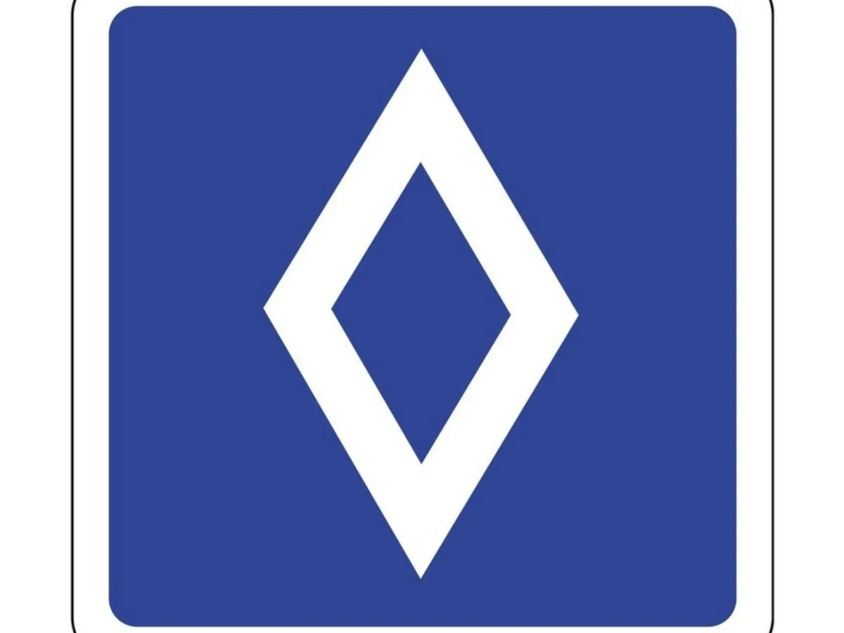 Un nou semn de circulație, un romb alb pe fundal albastru - Foto: vaol.hu