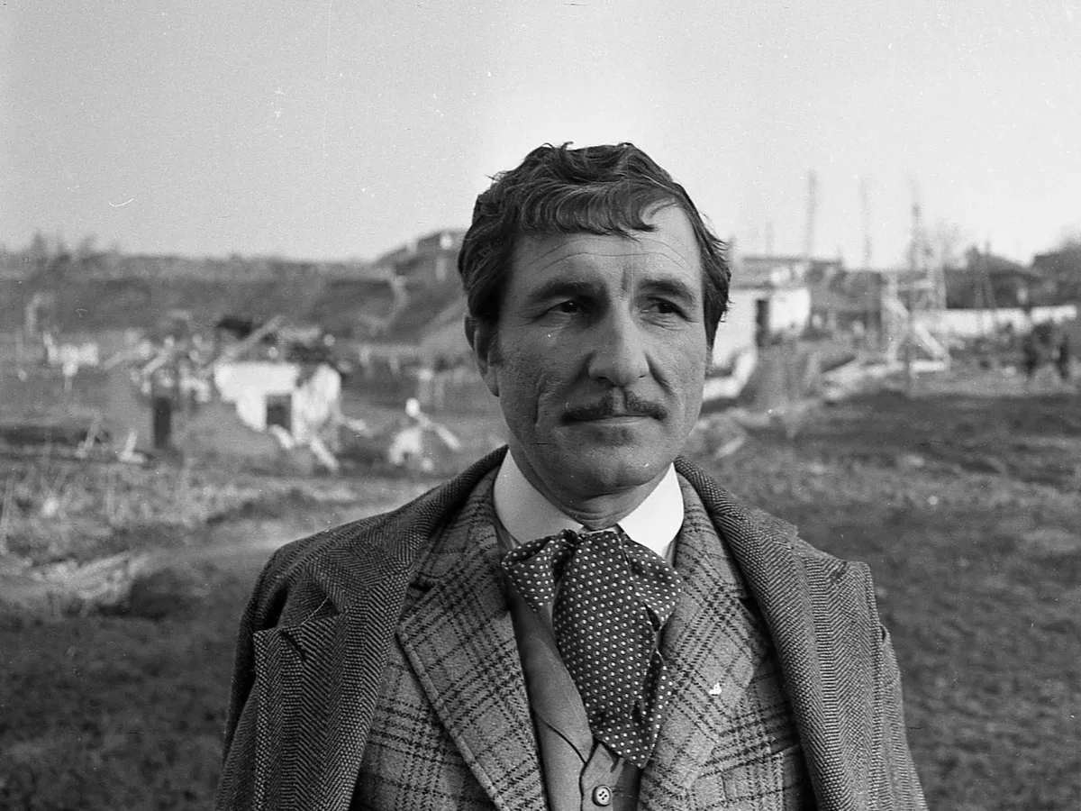 92 ani de la nașterea lui Gheorghe Dinică. A fost respins de trei ori la Teatru. Se căsătorește la 60 ani