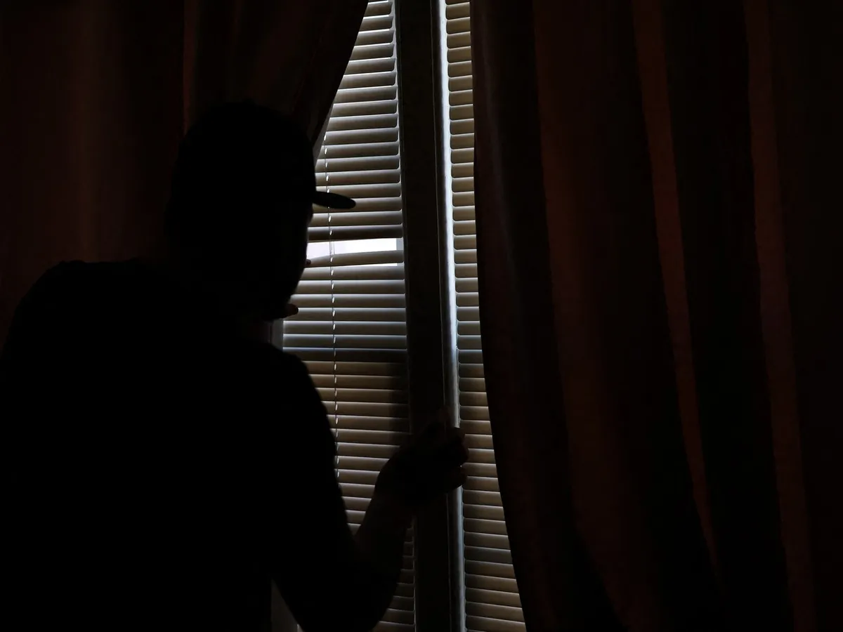 Povestea unei familii de imigranți din Minneapolis: De 2 luni stă în casă. Copiii dau SMS să intre. „E inuman”