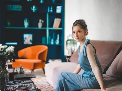 Femeie frumoasă într-un apartament tip studio - Foto: Magnific.com/andreas