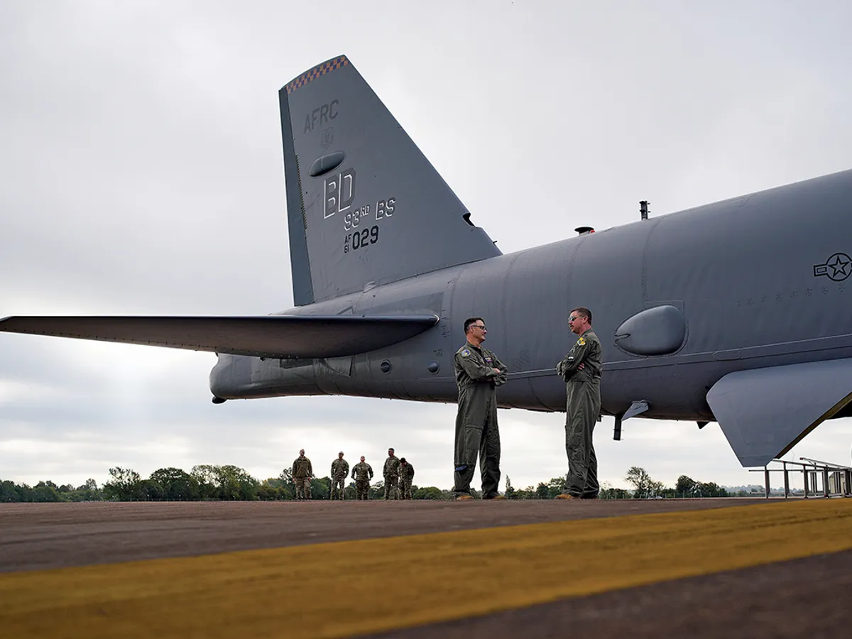 ACCES LA TOATE ZONELE B-52 este unul dintre cele două bombardiere cu capacitate nucleară pe care Jamali le-a documentat de aproape. Stânga jos: Fotografie cu racheta balistică intercontinentală Minuteman III