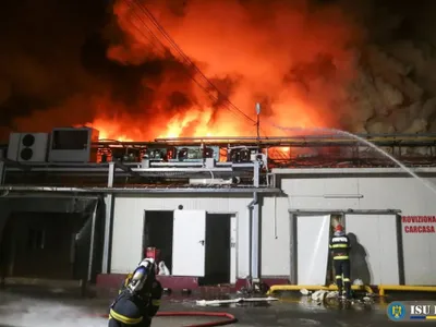 Incendiul de aseară, de la hala din spatele Şoselei Pantelimon - Foto: Facebook/ISUBIF