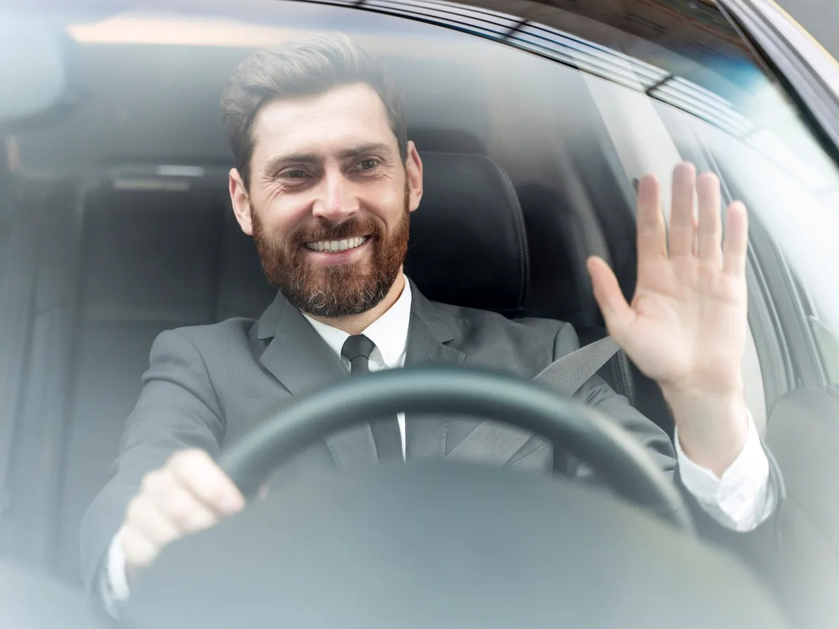 AMENDĂ de 500 de lei pentru șoferii care vor să salute. Gestul care te costă scump - Foto: Freepik