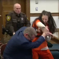 Femeie acuzată de crimă și mutilare a unui cadavru și-a atacat avocatul chiar în fața judecătorului - FOTO: YouTube/@fox6milwaukee