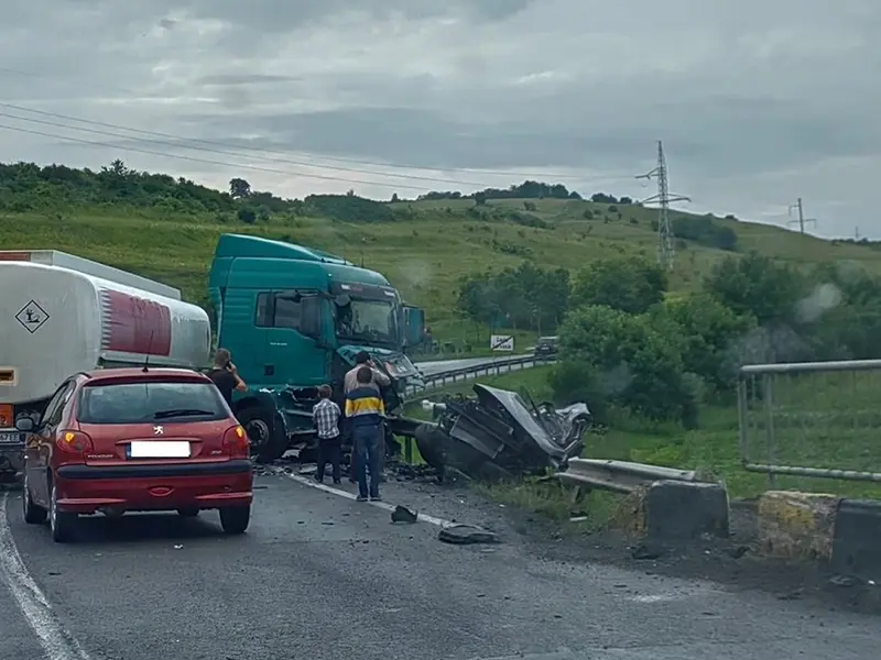 Doi tineri au intrat frontal într-o cisternă și au murit. Erau polițiști și abia căsătoriți - Foto: Facebook/Huedin