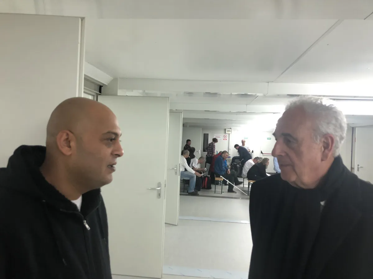 Profesorul Kazatchkine cu activistul Marian Ursan, de la Carusel, la adăpostul de noapte temporar din București