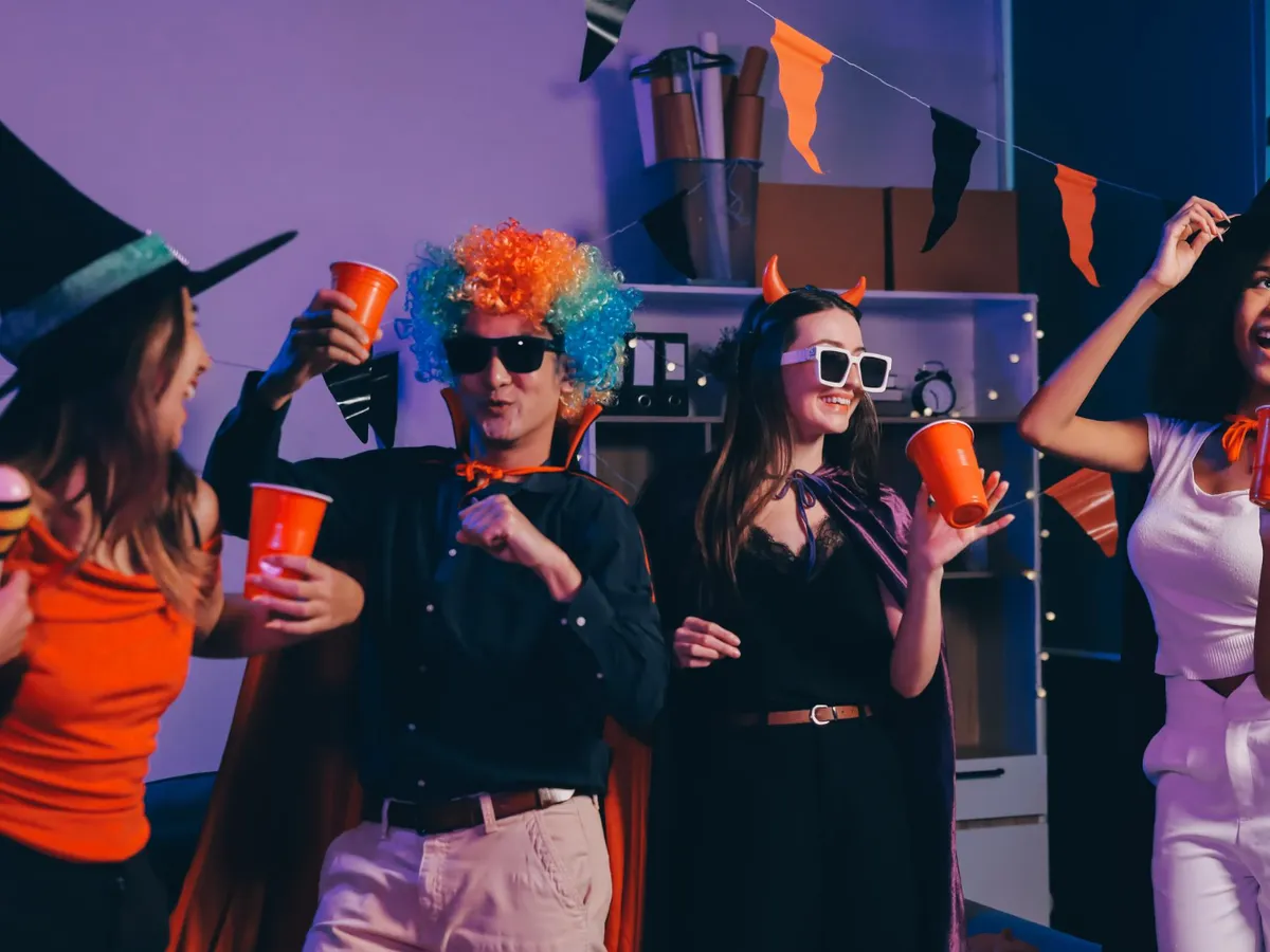 Mai multe persoane au leşinat brusc la o petrecere uriaşă de Halloween din Stuttgart, Germania