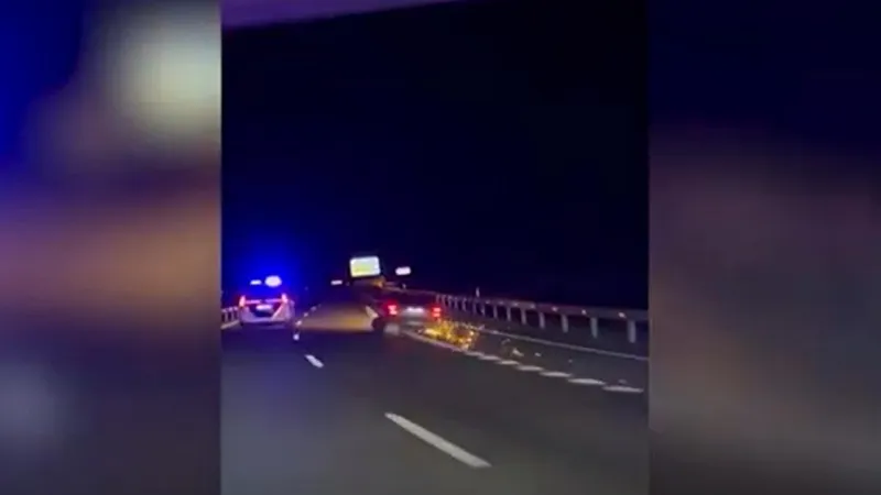 Un român beat și drogat a plecat pe autostradă cu o mașină fără o roată. Scotea scântei. - Foto: captură video/El Pais