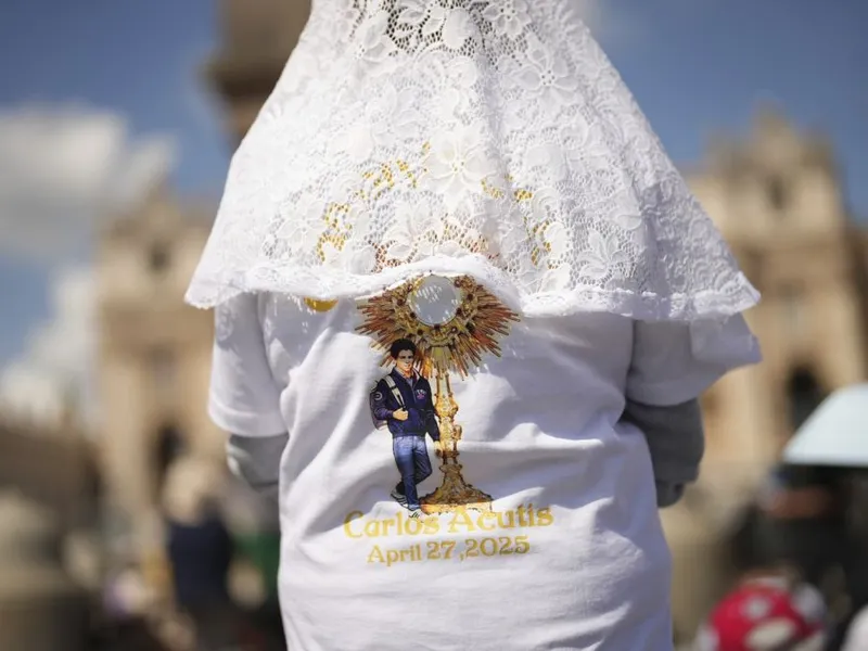 Un participant la Jubileul Adolescenților poartă un tricou cu imaginea primului sfânt milenar, Carlo Acutis, a cărui ceremonie de canonizare trebuia să aibă loc duminică, 27 aprilie 2025 - Foto: Profimedia Images