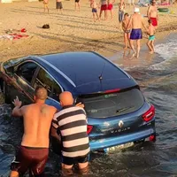 Un român a ajuns cu mașina în mare, pe o plajă din Grecia: „A crezut că e la Mamaia” Foto:facebook/Forum Thassos