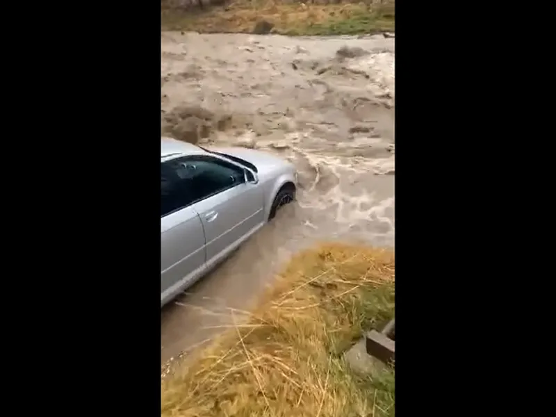 Un tânăr din Prahova și-a făcut Audi-ul barcă. A fost luat de viitură și a dărâmat o pasarelă. / Foto: captura video, Facebook