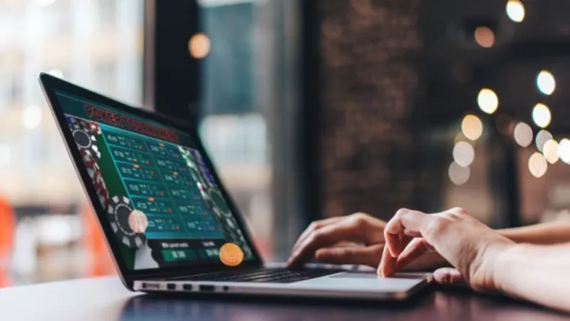 De ce tot mai mulţi jucători aleg să îşi încerce norocul într-un live casino