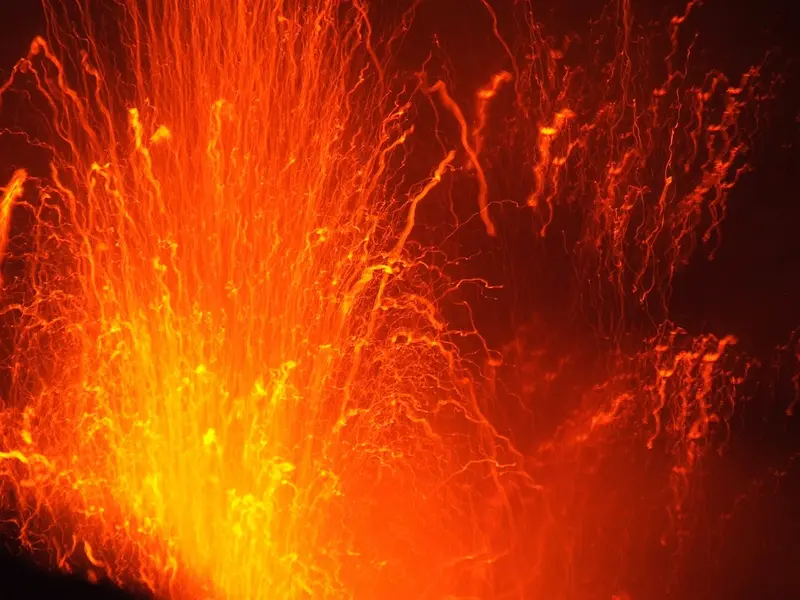 Vulcanul Stromboli, situat în sudul Italiei, a erupt joi, expulzând o coloană de cenuşă - Foto: Pixabay (imagine cu caracter ilustrativ)