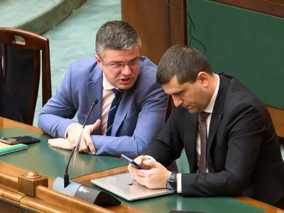 Irineu Darău, ministrul Economiei, discutând cu Radu Miruţăă, ministrul Apărării - Foto Profimedia Images