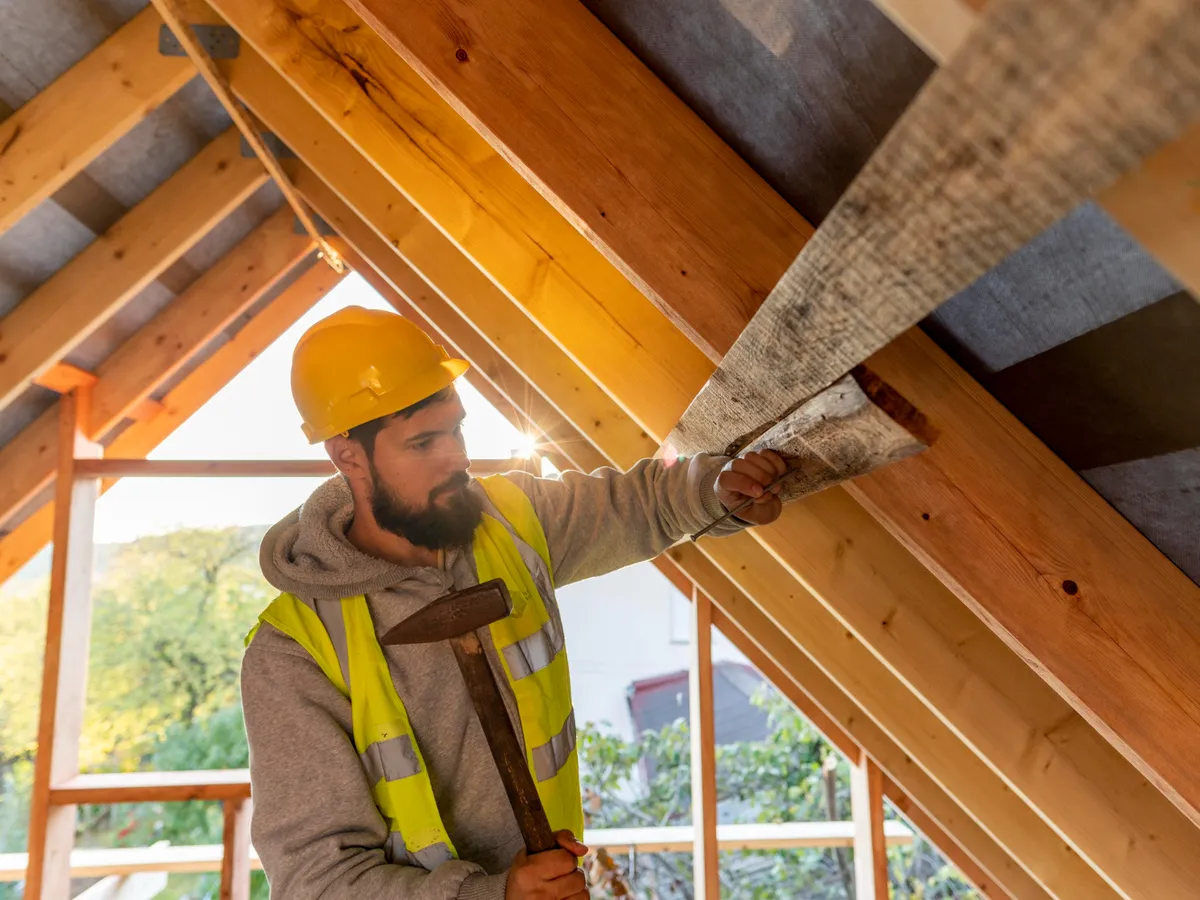 Bărbat care lucrează în pod - Foto: Freepik (Imagine cu rol ilustrativ)