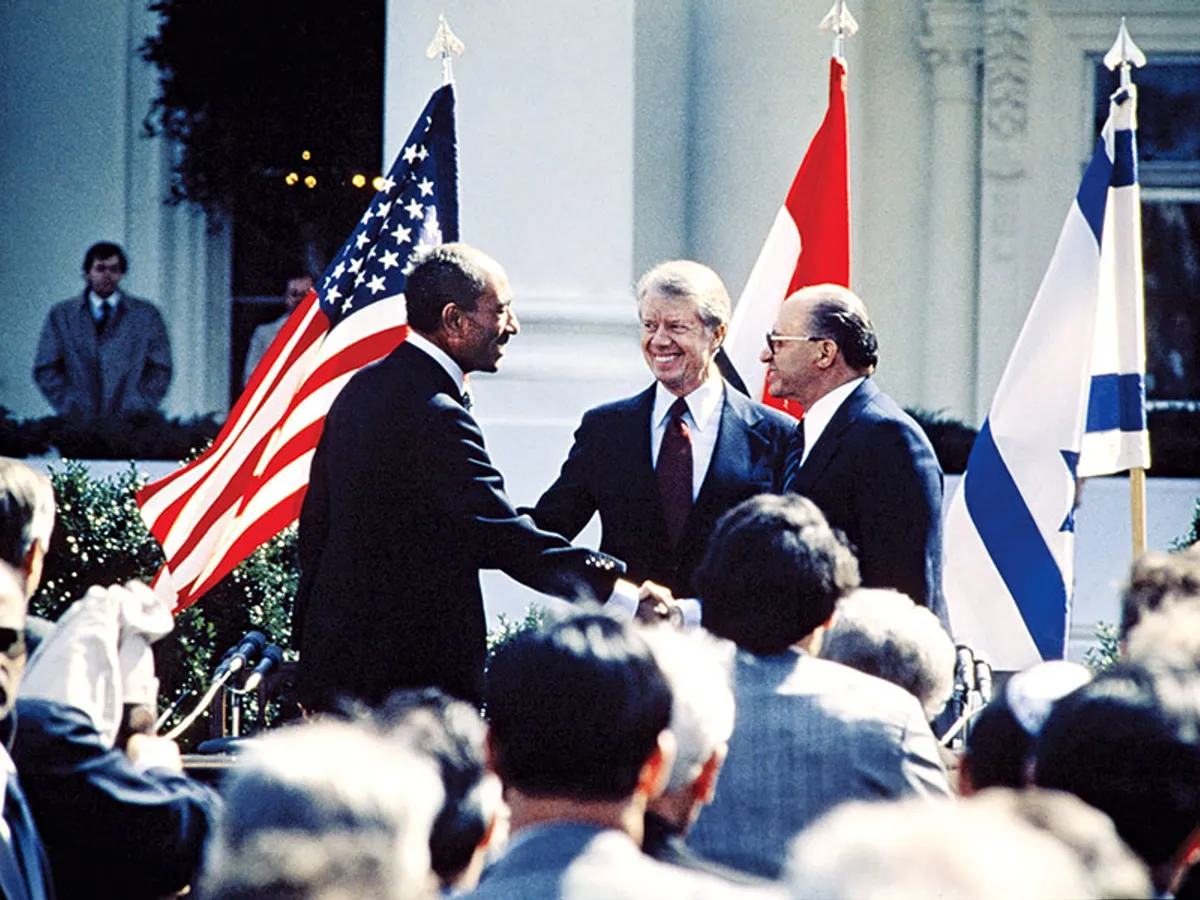 Anwar Sadat, aici cu Carter și Begin, a fost asasinat după ce a făcut pace cu Israelul