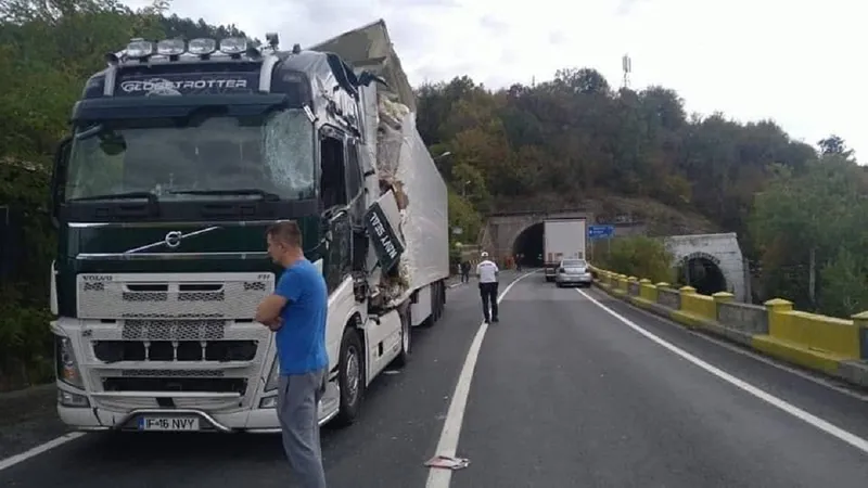 Accident grav! Două TIR-uri s-au „agățat” în Tunelul Bahna de pe DN6 - Foto: Facebook/Info Trafic 24