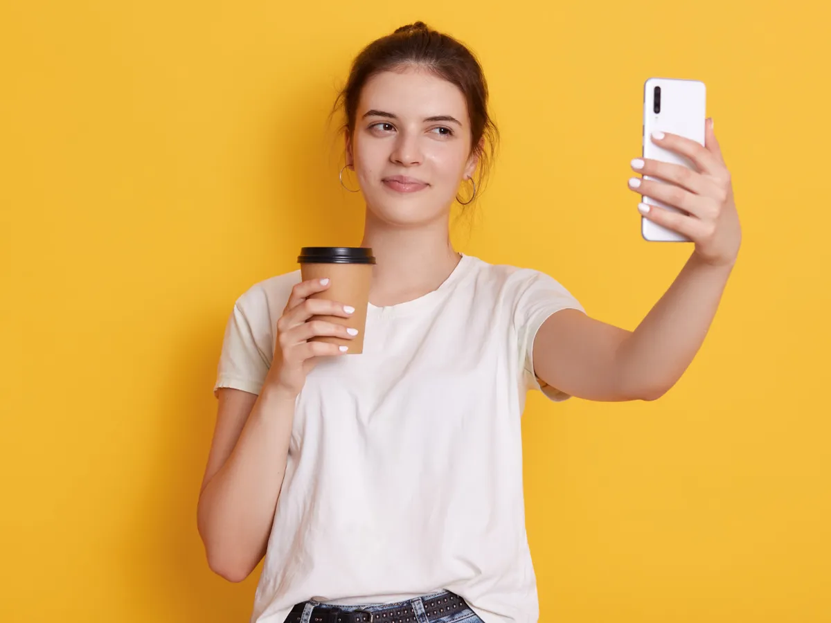 Femeie care își face un selfie - Foto: Freepik (rol ilustrativ)