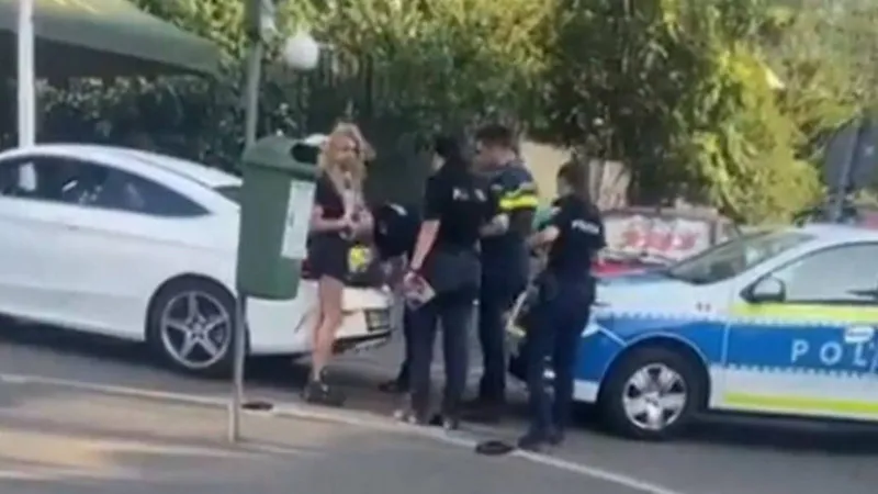 Sonia Ferrari, nepoata manelistului Guță, prinsă la volanul unui Mercedes. Nu are permis - Foto: captură video